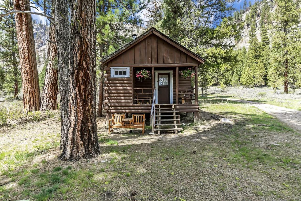 Sawtooth Lodge Stanley Exterior photo