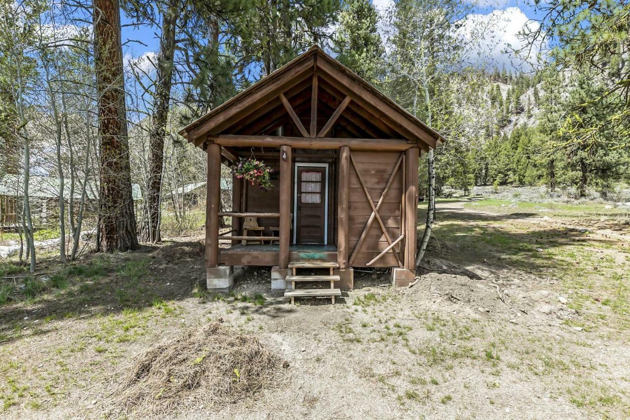 Sawtooth Lodge Stanley Exterior photo