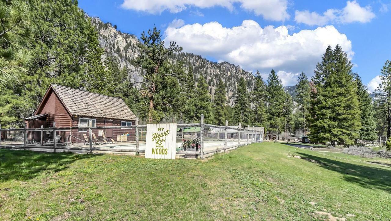 Sawtooth Lodge Stanley Exterior photo