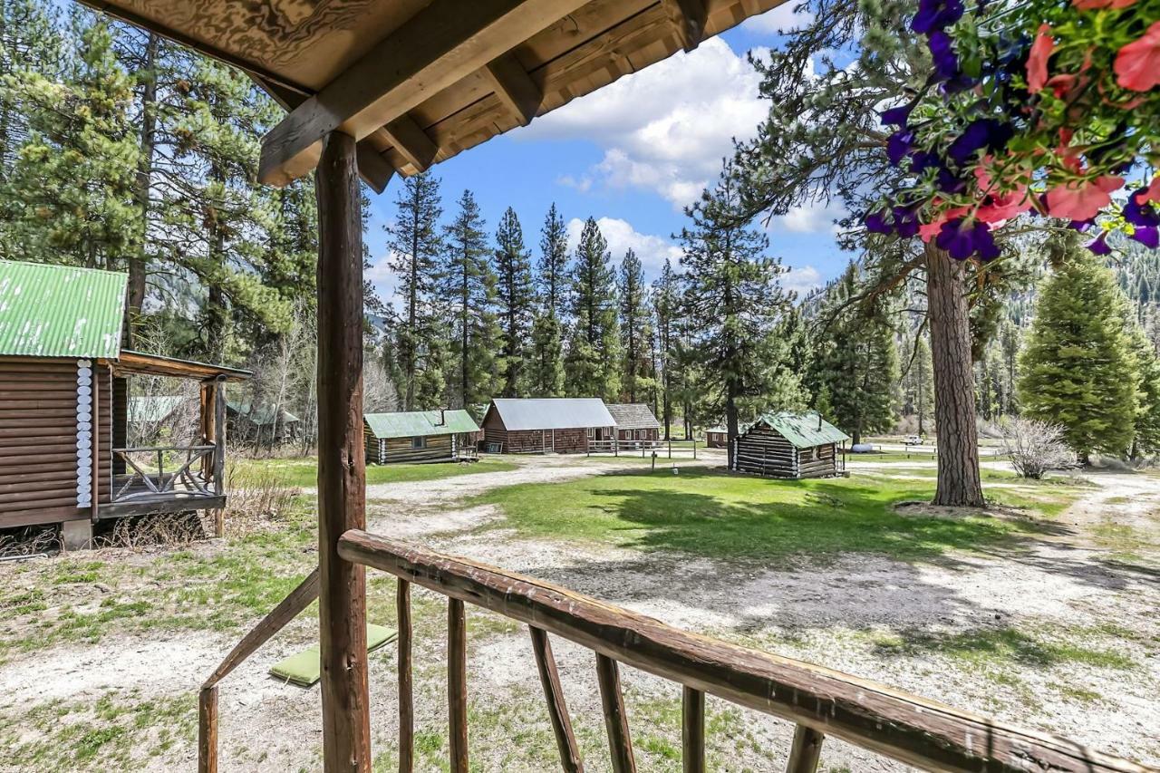 Sawtooth Lodge Stanley Exterior photo
